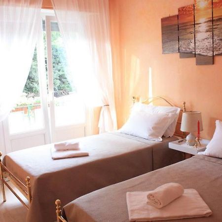 Apartment At Colosseo With Terrace Overlooking The Garden By Lyon Roma Exterior foto