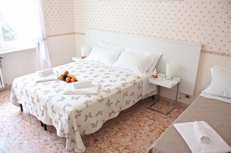 Apartment At Colosseo With Terrace Overlooking The Garden By Lyon Roma Exterior foto